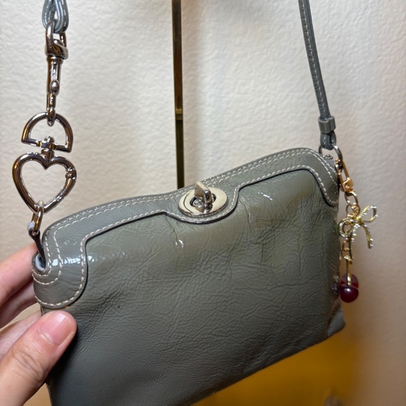 Coach turn lock mini bag/wristlet in Patent leather 🎀 - Picture 2 of 5